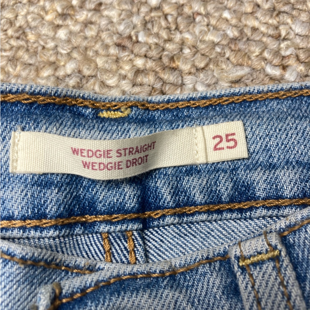 Distressed Wedgie Straight Levi’s Jeans - Picture 6 of 6